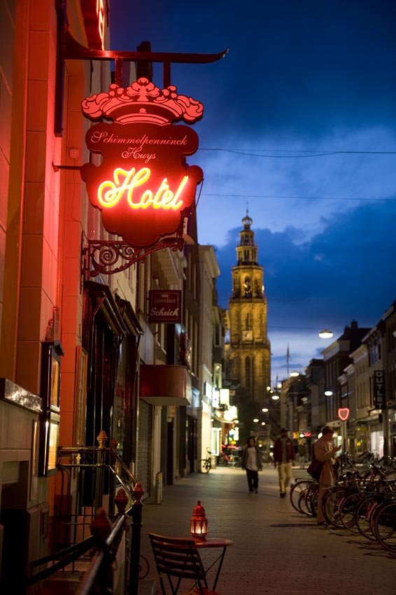 Op steenworp afstand van de Martinitoren en Grote Markt.jpg