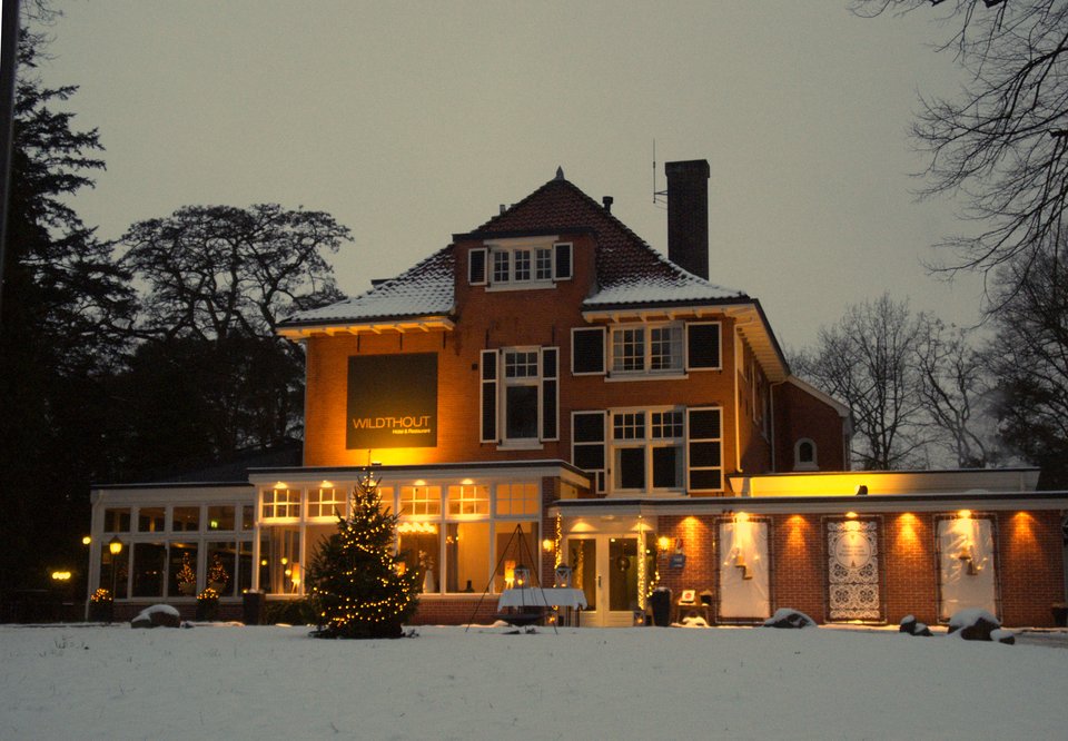 Vooraanzicht hotel winter